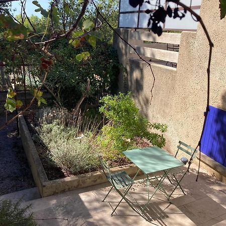 Le Gite Sous Les Pins Les Taillades Esterno foto